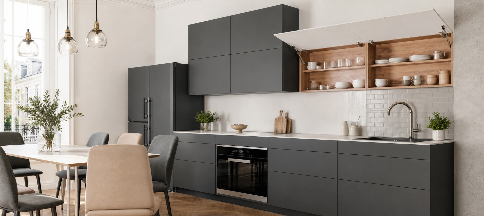 Cuisine aux façades gris anthracite et meubles hauts ouverts
