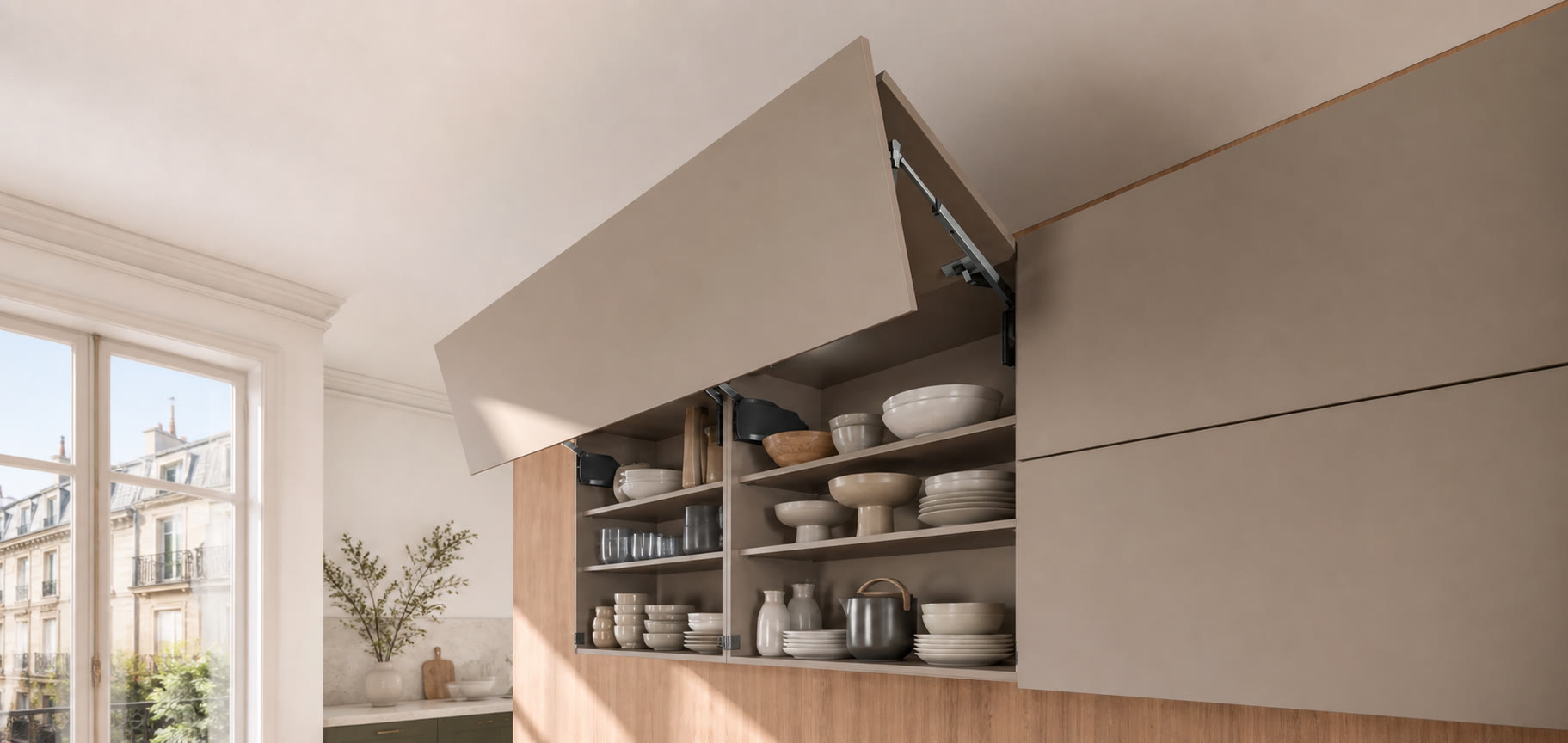 Meubles hauts de cuisine avec porte relevable ouverte
