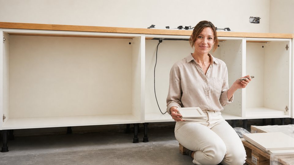 Cliente préparant la pose de ses nouvelles portes de cuisine